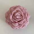 Roze stoffen camelia bloem haarklem met meerlaagse rozenblaadjes voor dames - 9cm / Lotusroze