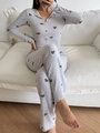 Detail eines weichen grauen Pyjama-Sets mit Herzmuster, Revers und Knopfverschluss - S / Hellgrau