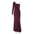 Elegantes burgunderrotes One-Shoulder-Abendkleid mit langen Ärmeln, Taillenfalte und Schnalle - XS / Braun