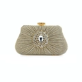 Dettaglio di una borsa da sera dorata a pieghe con decorazione floreale in strass - Oro