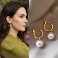 Boucles d'oreilles créoles dorées vintage françaises avec perles blanches élégantes - Boucles d'oreilles Créoles Perles Dorées Style Célébrité