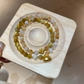 Détail de bracelets en œil de tigre et perles avec pendentifs fleur dorés sur bois - Bracelet en Cristal Oeil de Tigre (Avec Boîte Cadeau)