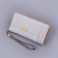 Hellgraue Canvas-Herren-Clutch mit brauner Handschlaufe und goldenem Reißverschluss - Grau