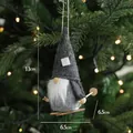 Gnomo di Natale fatto a mano con sci e bastoncini in legno, ornamento festivo grigio - Pendaglio di Natale Con Cappello Grigio Scuro