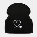 Détail d'un bonnet en maille noire avec broderie de deux cœurs blancs sur le revers - Noir / Taille unique
