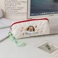Ricamo dettagliato di corgi su un astuccio trapuntato color crema per matite - Cane con cuffie