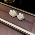 Boucles d'oreilles cerisier blanc en forme de C avec pistils dorés et perles - 18# Boucles d'oreilles clous grappe de fleurs en perle avec strass et tige en argent