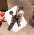 Pinza para el pelo con pedrería oscura y perlas blancas sujeta a mano en una tarjeta - Clip de pico de pato de cristal y perla / Gris
