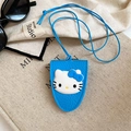 Detailansicht eines blauen Hello Kitty Kartenhalters mit Band auf einer Segeltuchtasche - Blaue Katze Stil (AQ290) / Blau