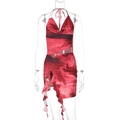 Dettaglio dell'abito sfumato rosso con scollo a V allacciato e taglio con anello in metallo - S / Rosso