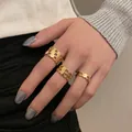 Dreiteiliges goldenes Ring-Set mit Wabenmuster im minimalistischen industriellen Design - Hohlgeometrischer Stil (TJZ239)