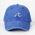 Berretto da baseball in denim lavato blu con ricamo a onde bianche e cinturino regolabile - Regolabile / Blu Reale