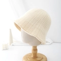 Primer plano del gorro de punto crema con textura de ganchillo detallada y lana suave - Ajustable / Beige