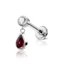 Dettaglio macro dell'orecchino in titanio F136 con zirconia tonda e ciondolo a goccia rossa - Colore Titanio + Rosso Granata