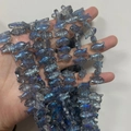 Dettaglio di perline di cristallo a forma di pesce con finitura iridescente per gioielli DIY - Blu Semitrasparente