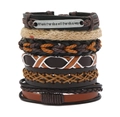 Dettaglio di bracciali multistrato in pelle vintage con targhetta in metallo incisa - Marrone