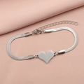 Dettaglio del ciondolo a cuore in argento su catena a serpente piatta con chiusura a moschettone - Argento