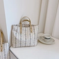 Detail van de bloemen tote tas met lederen handvaten en stevige metalen klinknagels - Handstijl Met Rits