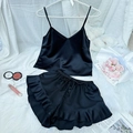 Damen Schlafanzug-Set aus schwarzem Satin mit Camisole und Shorts auf weißem Teppich - S / Schwarz