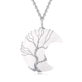 Détail de l'arbre de vie en fil argenté sur un pendentif croissant de lune - Cristal blanc