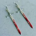Détail des boucles d'oreilles épée argentée avec taches de sang rouge pour fête d'Halloween - Style Épée