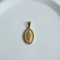 Ciondolo ovale della Vergine Maria in oro su piatto di ceramica bianca - N. 1 (Madonna di Guadalupe)