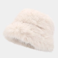 Primer plano de la textura de felpa gruesa del gorro de pescador de piel sintética beige - Talla única / Beige