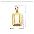 Macro-opname van de gouden roestvrijstalen hanger van 12mm bij 25mm met schelpinlegsel - Rechthoekige Schelp Stijl YF212