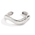 Dettaglio del bracciale rigido argento ondulato con finitura metallica lucida - Bracciale Rigido Aperto a Onde Irregolari