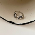 Minimalistischer offener Ring mit doppeltem Gänseblümchen-Design in Vintage-Silber - Doppelblumen Offener Stil (WR379) / Silber
