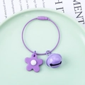 Dettaglio portachiavi a fiore viola con anello metallico e campanellino su piatto - Anello in Filo + Fiore Morbido + Campanello da 22mm / Viola