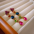 Dettaglio di orecchini vintage in stile francese con cristalli colorati in scatola - Orecchini a Fiore a Goccia d'Acqua Multicolore Vintage (10#) / Colorato