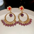 Detalle macro de pendientes vintage con piedras rojas y perlas violetas en tono oro - Borla de Círculo Rojo Púrpura (6175251894684) / Silver Earring Post - Púrpura