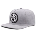 Detail der grauen Snapback-Mütze mit BG-Stickerei und feiner Twill-Gewebe-Textur - Verstellbar / Grau