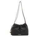 Bolso de hombro acolchado de nailon negro con cadena dorada y colgante de bola - Negro