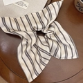 Eleganter gestreifter Satin-Haargummi in Beige und Dunkelgrau auf Holzfläche - Weiß Gestreifter Schal-Haargummi