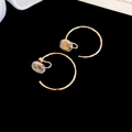 Gros plan détaillé de boucles d'oreilles clips dorées en C avec coussinets en silicone doux - 3cm / Boucles d'oreilles à clip / Or