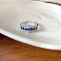 Zilveren open ring met blauwe en witte zirkoonstenen op een wit keramisch bord - 77# Ring-Zilver-Blauw