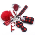Lot de 10 porte-clés de sécurité avec motif à carreaux rouge et noir et pompon en peluche - Carreaux Rouge Noir (Style 1)
