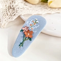 Haarklammer aus blauem Stoff mit farbenfrohen handgestickten Blumenmustern - Cremeblau