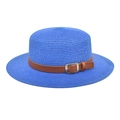 Vista detallada de un sombrero de paja azul con una banda de hebilla. - M / Azul Zafiro