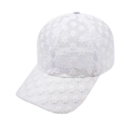 Primer plano del bordado de encaje blanco y la malla transpirable de la gorra - Ajustable / Gorra de béisbol hueca blanca