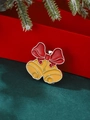 Broche de Noël avec nœud rouge et cloches jaunes sur un présentoir en velours vert - Doubles Cloches (6065)