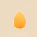 Makroaufnahme eines orangefarbenen Make-up-Schwämmchens mit feiner, weicher Porenstruktur - Orange