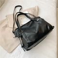 Grand sac cabas noir élégant à texture grainée présenté sur un tissu blanc drapé - Noir