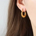 Pendientes en forma de U bañados en oro con superficie texturizada en modelo - Estilo de Textura Rayada (F1179) / Dorado