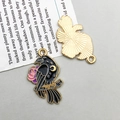 Macro-opname van gotische raven-hanger met zwart emaille en gouden maandecoratie - Linker Bloem Kraai