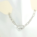 Primer plano de collar de cadena de clip plateado con cierre de tornillo ovalado - Oro Blanco