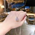 Elegante collana in titanio argento con pendente quadrato di diamanti e zirconi brillanti - Stile Ciondolo Quadrato con Pavé (X034) / Argento