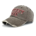 Cappellino da baseball NYC in cotone lavato vintage con tesa usurata e ricamo 3D - caffè